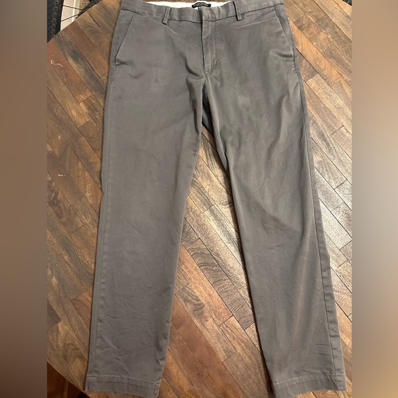 Men’s Banana Republic Gray Chino Pants. Size 35 X 32 - Picture 1 of 4